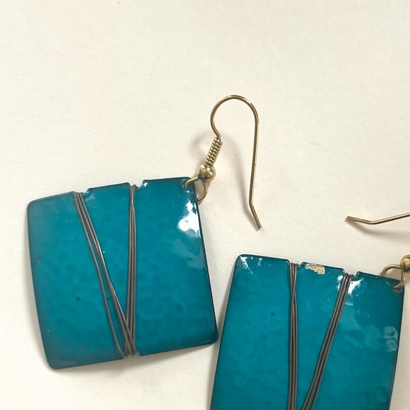 1980s vintage turquoise square dangling earrings with gold wire accents - Picture 12 of 15